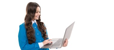 Bilgisayarda okul blogu yazıyorum. Video dersindeki çocuk. Genç kız blog yazmak için dizüstü bilgisayar kullanıyor. Çevrimiçi eğitimde webinar. Okula dönüyorum. Modern iletişim. e-postayı kontrol et Mutlu çocuk eğitimi internetten.