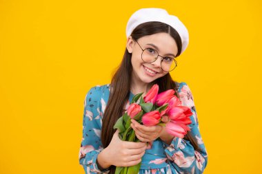 Laleli, anneli ya da kadınlı çocuk günü. Çocuk 8 Mart 'ta çiçek tutacak. Bahar buketli genç kız