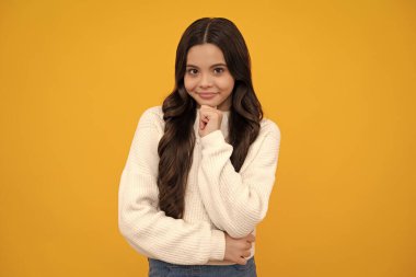 Mutlu yüz, pozitif ve gülümseyen genç kız duyguları. Stüdyonun arka planında izole edilmiş genç bir kızın portresi. Çocukluk yaşam tarzı konsepti. Kopyalama alanı oluştur