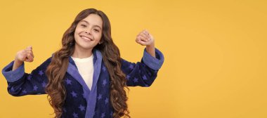 Keyfim yerinde. Uykulu çocuk uykusunda geriniyor. Rahat pijama giyen gülümseyen bir çocuk. Çocuk yüzü, yatay poster, izole edilmiş genç kız portresi, fotokopi alanı olan pankart