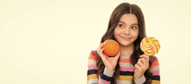 Hayalperest çocuk. Vitamin ve diyet. Çocuk diş bakımı. sağlıklı çocukluk. Turunçgil şekeri. Portakallı, yatay posterli çocuk portresi. Kopyalama alanı olan başlık