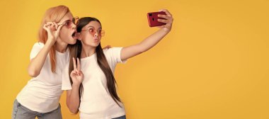 Anne ve kız çocuk afişi, kopyalama alanı, izole edilmiş arka plan. Modern hayat. mobil teknoloji. Görüntülü arama yapıyorum. anne ve kız vlogging