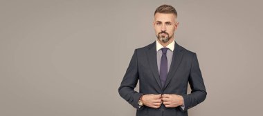 Resmi takım elbiseli, resmi kıyafetli, gri saçlı, olgun bir patron. İnsan yüzü portresi, kopyalama alanı olan pankart