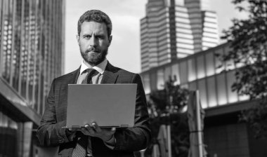 ciddi iş adamları ofis dışında bilgisayarla iletişim kuruyor, kopyalama alanı, iletişim.