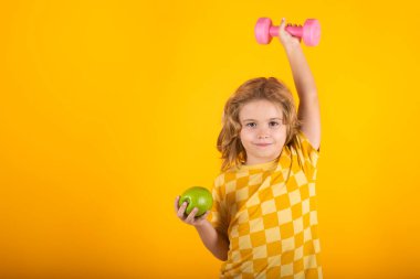 Çocuk dambıllarla çalışıyor. Spor ve çocuk eğitimi.