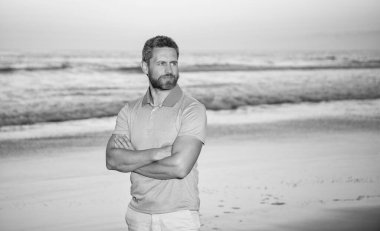 Denizin ötesindeki adam, gün doğumunda, yaz plajında, kopyalama alanında, deniz manzarasında.