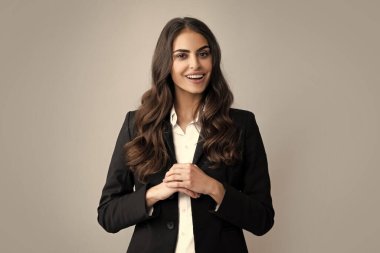 Mutlu gülümseyen kadın portresi. Çekici, hoş, neşeli, günlük giysiler içinde mutlu ve tasasız, izole, gri bir geçmişi olan bir genç kız. Bayan çalışan genç sekreter.