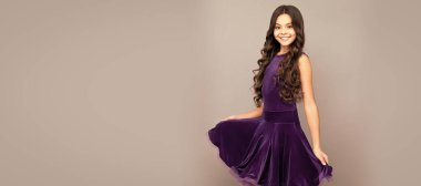 çocukluk. Dans kıyafetleri giyin. Genç ve mutlu dansçı kız. Çocuk yüzü, yatay poster, izole edilmiş genç kız portresi, fotokopi alanı olan pankart