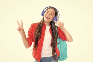 Okul boş vakitlerinde. Şaşkın çocuk şarkı söylüyor. İzole edilmiş stüdyo geçmişi olan kulaklıklı bir kız öğrenci. Okul ve müzik konsepti