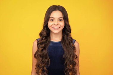 Mutlu kız yüzü, pozitif ve gülümseyen duygular. Tecrit edilmiş genç ve tatlı bir kız. Güzel bir çocuğun stüdyo portresi