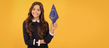 Mutlu çocuk sarı arka planda Avrupa Birliği bayrağı taşıyor. Turistik vize. Ayrı çocuk yüzünün yatay posteri, afiş başlığı, kopyalama alanı