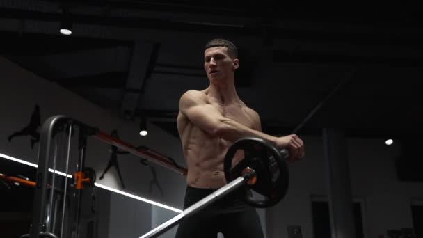 Spor Salonundaki Yakın Plan Vücut Geliştirici Kara Mayını Egzersizi Yapıyor — Stok video