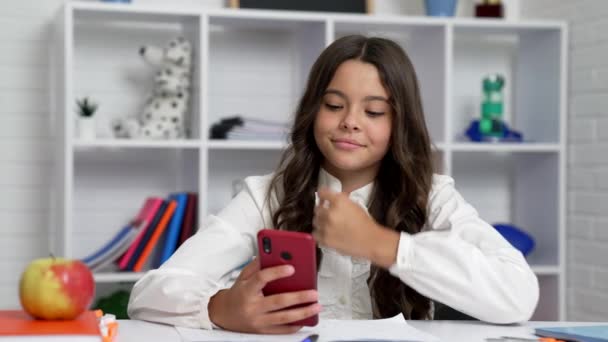 Απασχολημένος Παιδί Κουβέντα Χρησιμοποιώντας Smartphone Στην Τάξη Κατάπληκτος Πρόσωπο Μελέτη — Αρχείο Βίντεο