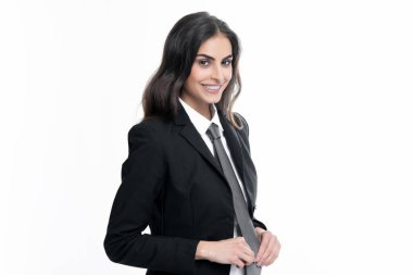 Mutlu gülümseyen kadın portresi. Çekici, hoş, neşeli, günlük giysiler içinde mutlu ve tasasız bir geçmişi olan bir genç kız. Bayan çalışan genç sekreter.