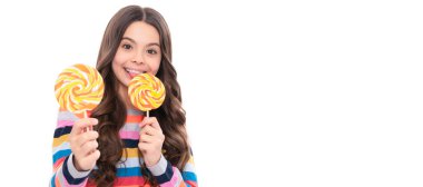 Bunu dene. Karamelli şeker dükkanı. çocukluk. Genç diş bakımı. Tatlı düşkünü. Lezzetli. Mutlu kız lolipopu beyazın üzerinde izole halde tutuyor. Lolipop çocuk. Renkli süveter giyen çocuk lolipopu tutuyor. Çubukta şeker.