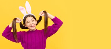 Dilini gösteriyor. Sadece eğleniyorum. Parti için hazırım. Mutlu çocukluk. Neşeli tavşan çocuk. Paskalya çocuğu yatay posteri. Tavşan çocuğun web afişi, kopyalama alanı