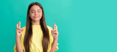 Şans diliyor. Gülümseyen çocuk şans diledi. Güzellik ve moda. Kadın manken. Çocuk yüzü, yatay poster, izole edilmiş genç kız portresi, fotokopi alanı olan pankart