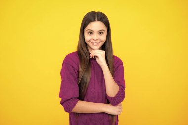 Sarı arka planda çocuk stüdyosu portresi. Çocukluk yaşam tarzı konsepti. Sevimli genç kız yüzü. Yakından.