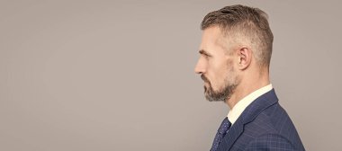 İnsan yüzü portresi, fotokopi alanı olan pankart. Olgun patron profili. Kendine güvenen iş adamı Formalite icabı olgun iş adamları