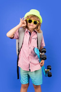 Tecrit edilmiş geçmişi olan kaykaylı bir çocuk.