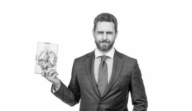 Takım elbiseli güveni tam bir işadamı hediye kutusunu beyazlar gününde tek başına tutuyor..