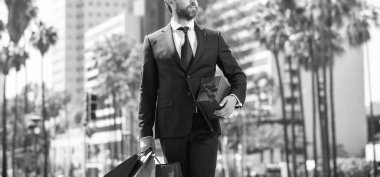 Yakışıklı adam romantik bir randevu için hazırlan. Ticari ödüllü kırpılmış bir adam. Selamlama vesilesi. İş adamı hediye kutusu gösteriyor. Şirket hediyesi. Kadınlar günü için hediye. Başarılı CEO 'nun hediye kutusu.