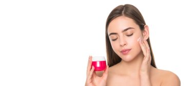 Kadın yüzü, yakın portre, kopyalanmış afiş. Temizleme fırçası. Bayan kozmetik ürünü sunuyorum. Kadın yüz kremi sürüyor.