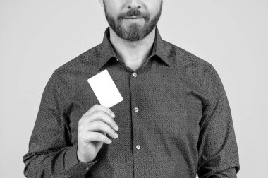 Sakallı adam günlük tarzında kırpılmış görünüm fotokopi alanı için boş kağıt kartı, indirimli.