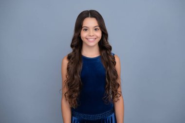 Mutlu kız yüzü, pozitif ve gülümseyen duygular. Gri arka planda izole edilmiş Kafkas ergen kız çocuğunun duygusal portresi