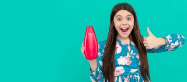 Şaşırmış, uzun saçlı, şampuan şişesi tutan çocuk baş parmağını kaldır, cilt bakımı. Çocuk saçı bakımı afişi, fotokopi alanı olan poster başlığı