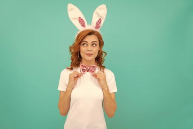 Tavşan kulaklı komik Paskalya kızı ve mavi arka planda papyon..