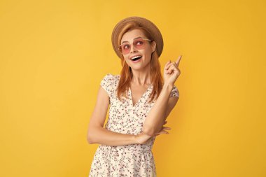 Sarı arka planda hasır şapkalı ve güneş gözlüklü mutlu kadın fikrinden esinlendim..