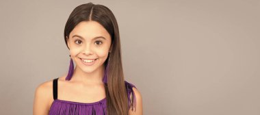 Bugün gülümse. Çocuk yüzü, yatay poster, izole edilmiş genç kız portresi, fotokopi alanı olan pankart