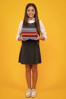 Kitaplı okul çocuğu. Öğrenim ve eğitim