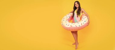 aktif çocukluk. Yaz çocuk hafta sonu. Güneş banyosu. Yaz tatili. Yazlık mayo giyen kız çocuğu afişi, fotokopi alanı olan poster başlığı