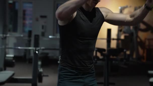 肌肉运动运动员在健身房用举重机进行训练 健美运动员在健身房练举重 — 图库视频影像