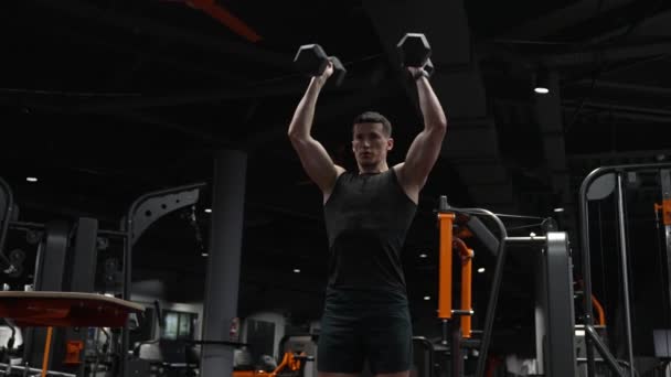肌肉运动者在健身房用哑铃练习举重运动 体操馆的举重运动员 体操运动员的运动训练 — 图库视频影像