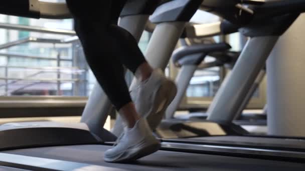 Αθλητή Έχει Προπόνηση Στο Διάδρομο Γυμναστικής Στο Γυμναστήριο Treadmill Προπόνηση — Αρχείο Βίντεο