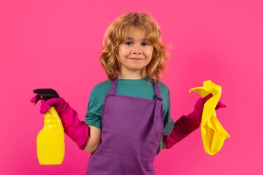 Çocuk ev işlerine yardım ediyor, evi temizliyor. Aksesuar temizleme, temizlik malzemeleri. Ev işlerine yardım eden, evi temizleyen çocuk portresi. Oda servisi, ev işleri.