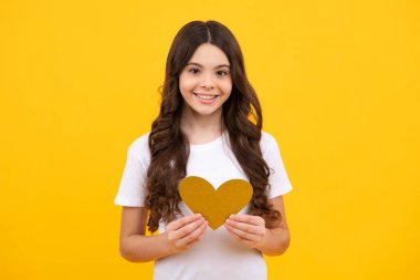 Mutluluk çocuklar ve aşk konsepti. Kırmızı kalpli romantik genç kız, dünya kalbi günü, mutlu sevgililer günü. Mutlu ergen, pozitif ve gülümseyen genç kız duyguları