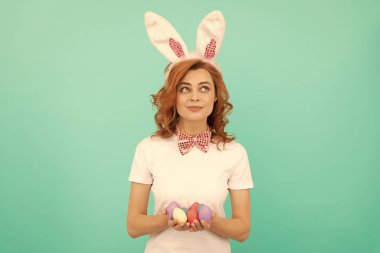 Tavşan kulaklı mutlu kızıl kız boyalı yumurtalar, Paskalya avı.