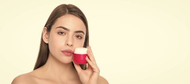 Kadın yüzü, yakın portre, kopyalanmış afiş. Günlük alışkanlık ve kişisel bakım. Cilt güzelliği. Güzellik kozmetiği. Temizleme fırçası