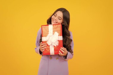 Hediye kutusu olan genç bir çocuk, stüdyo izole edilmiş bir geçmişi var. Doğum günü hediyesi, sevgililer günü, yeni yıl ya da Noel. Çocuk hediye kurdeleli hediye kutusunu tut.