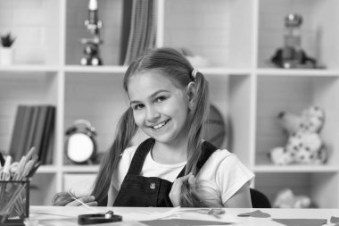 Mutlu çocukluk. Neşeli çocuk ödevini yapacak. Gülümseyen ergen öğrenci at kuyruğu tutuyor. Eğitim. Uzun saçlı liseli kız. Okula dönüyorum. Genç kız çalışmaya hazır..