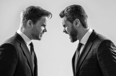 Anlaşmazlığa düşen erkek ortakları. İş rekabeti. İş görüşmesi. Liderlik için mücadele. Hoşnutsuz meslektaş tartışması. Pazarlık. İş adamları konuşuyor ve anlaşmazlıkları tartışıyor. patron ve çalışan.