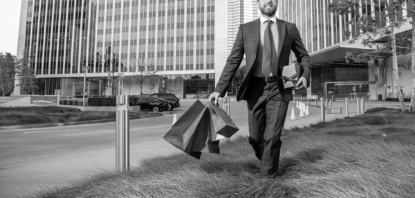 Takım elbiseli işadamlarının hediye paketleri ve hediye kutuları ofis dışında, fotokopi alanı, erkekler günü.