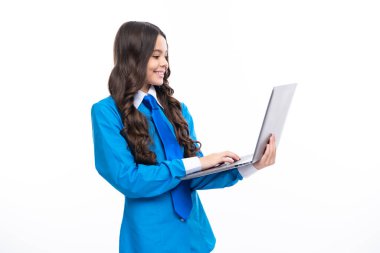 Dizüstü bilgisayarı ve izole bir geçmişi olan liseli öğrenci. Çevrimiçi webinar, elearning dersi, bilgisayar