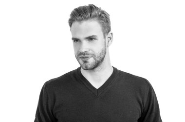 Tıraşsız suratlı, beyaz saçlı, beyaz saçlı, yakışıklı beyaz adam..