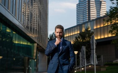 Yönetici ofis dışında. Erkek resmi moda. Kendine güvenen sakallı patron. Yetişkin bir iş adamı. İş başarısı. Takım elbiseli başarılı bir adam..