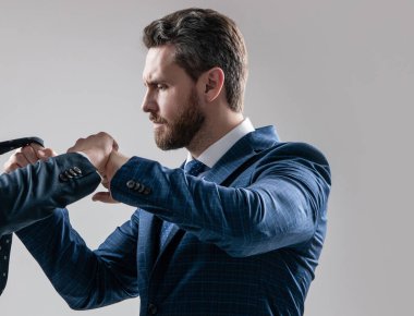 İş yeri rekabeti. Meslektaşımla avukat kavgası. Agresif bir rekabet. Ofis rakibi. Fiziksel saldırı. Saldırganlık ve düşmanlık. İş yerinde anlaşmazlık.